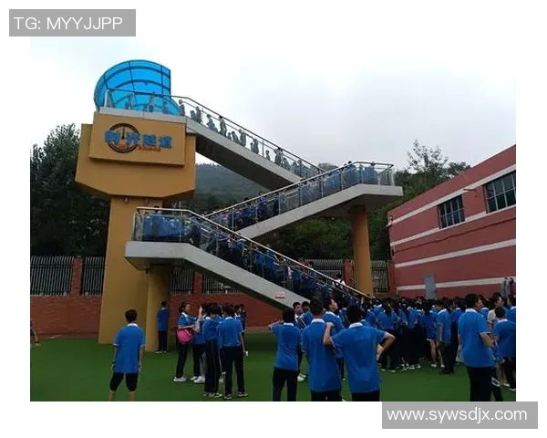 与足球明星亲密合照的女孩们展现青春魅力与梦想追逐的瞬间